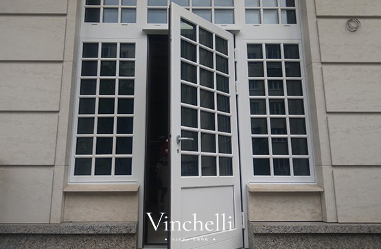 Теплые и надежные входные двери из дерево-алюминия: новый проект Vinchelli