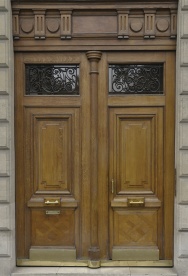 Входная дверь под старину с ковкой и резьбой 1-51 Vinchelli, фото