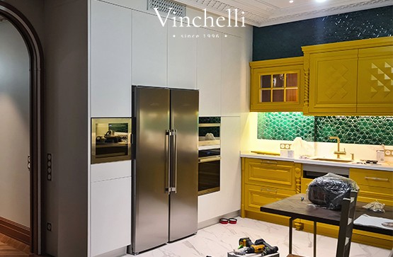 Современная белая кухня с ярким акцентом: проект Vinchelli