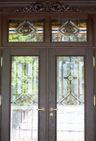 Входная дверь с витражами и резьбой 1-24 Vinchelli, фото