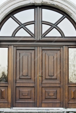 фото Входные двери из дуба Усиленная входная дверь с аркой и стеклом 1-46