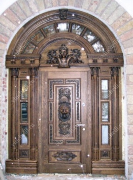 фото Входные двери из дуба Нестандартная входная дверь с резьбой и стеклом Л-1