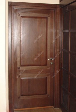 фото Межкомнатные двери дуб Дверь цвета орех из массива дуба 4-52