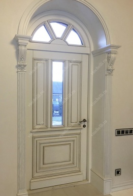 фото Входные двери из дуба Белая входная дверь с аркой, стеклом и резьбой 1-8