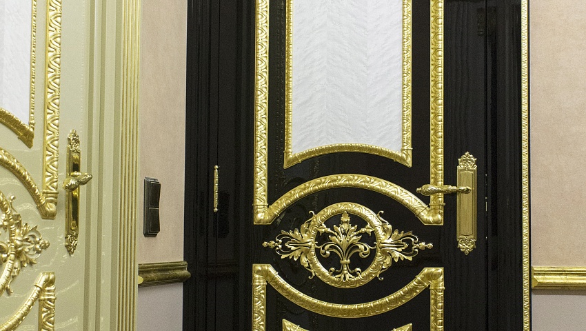 Глянцевые деревянные двери, выполненные по итальянским эскизам на заказ от Винчелли
